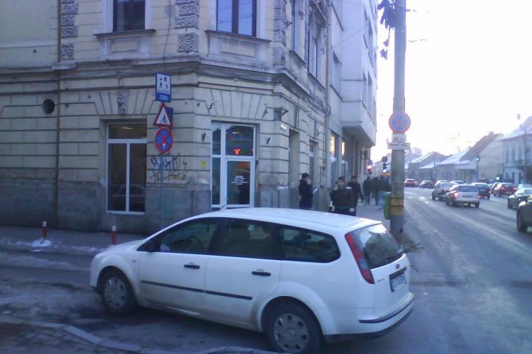 E cel mai NESIMTIT sofer din Cluj! A blocat strada Samuel Micu pentru a-si plati factura la curent FOTO