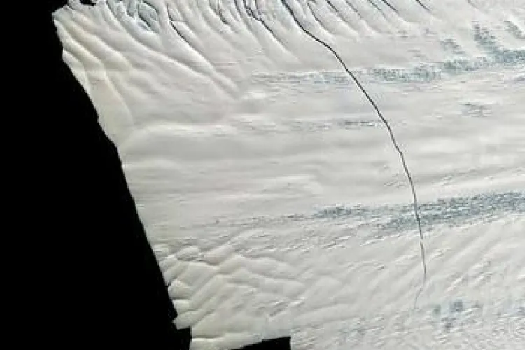 Un aisberg cat New Yorkul se va desprinde din Antarctica FOTO