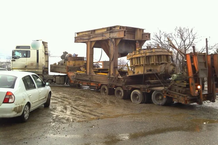 TIR blocat intr-o groapa lata de 2 metri la Dej FOTO