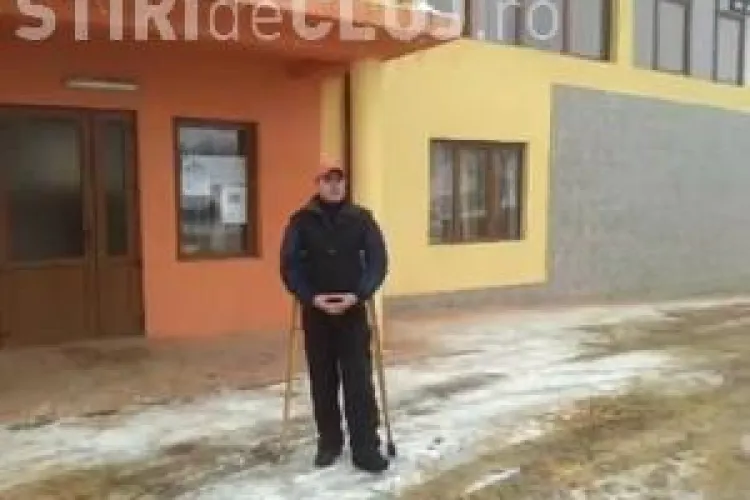 Un barbat protesteaza de unul singur intr-o comuna din Cluj si recita poezii scrise "pe genunchi" VIDEO