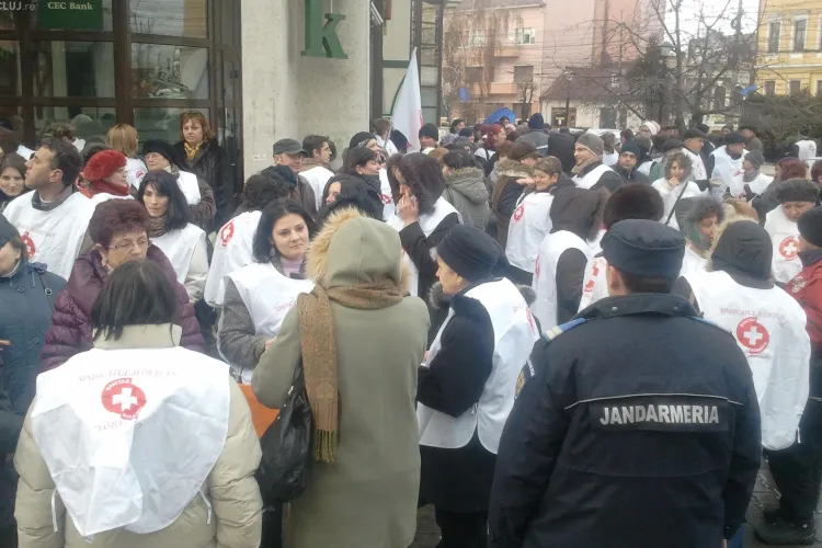 Peste 150 de membri de sindicat picheteaza la aceasta ora Prefectura Cluj! Vedeti aici LIVE VIDEO protestul de la Cluj