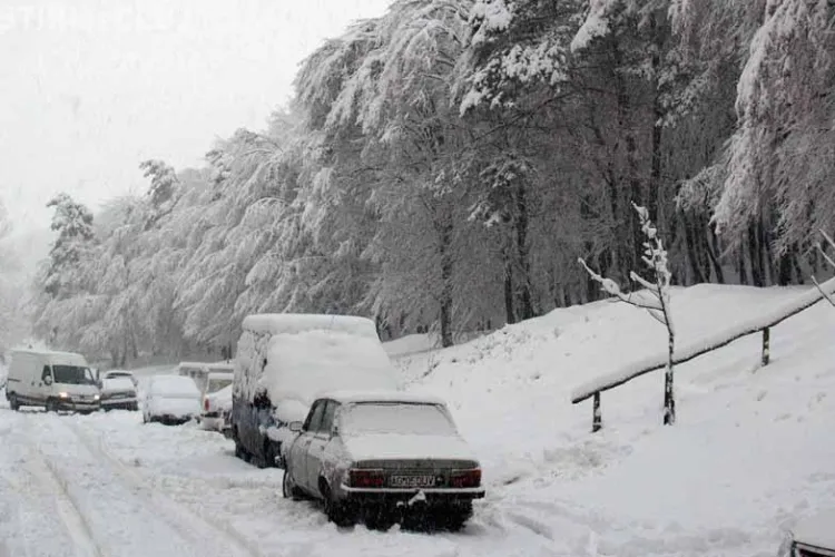 Linie telverde pentru turistii blocati din cauza viscolului! Acestia vor primi ceai si mancare 