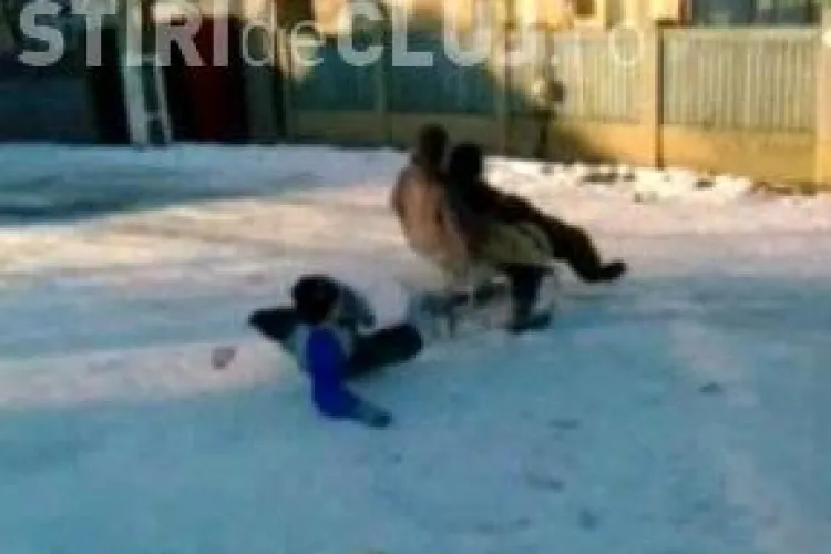 Inconstienta! Intra cu sania, cu o viteza ametitoare, in gardul unei case VIDEO