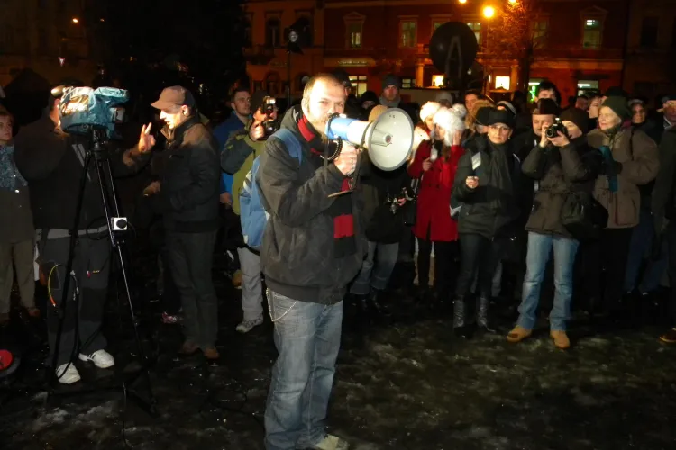 Mihnea Blidariu, membrul trupei Luna Amara, la protestele din Piata Unirii: Nu mai vrem economisti la Cultura VIDEO