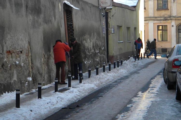 Asistatii sociali din Cluj-Napoca, scosi pe strada sa sparga gheata FOTO