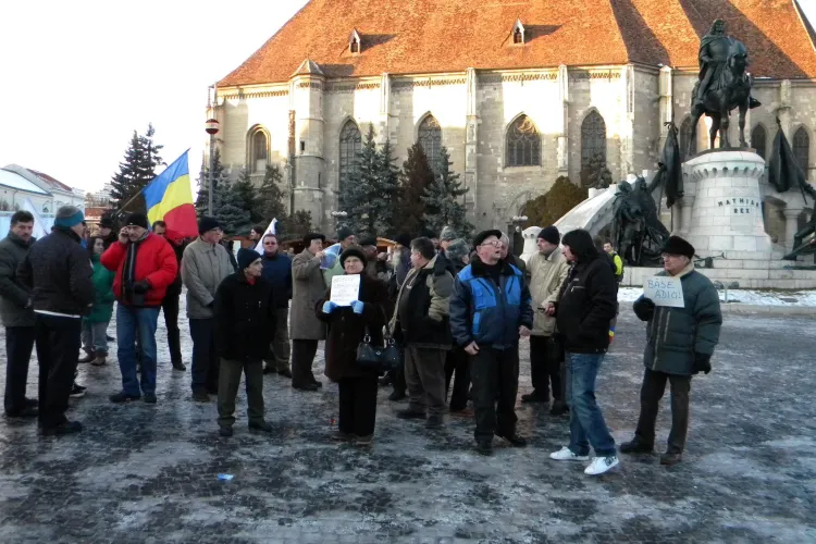 Protest in Piata Unirii! Circa 100 de clujeni au iesit sa ceara demisia lui Basescu FOTO si VIDEO