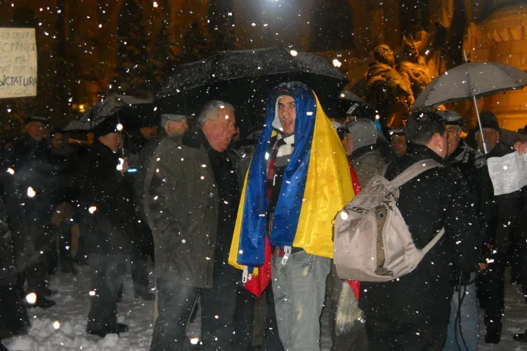Protestatarii au inceput sa vina in Piata Unirii: Chiar daca e zapada, iesim in strada FOTO si VIDEO