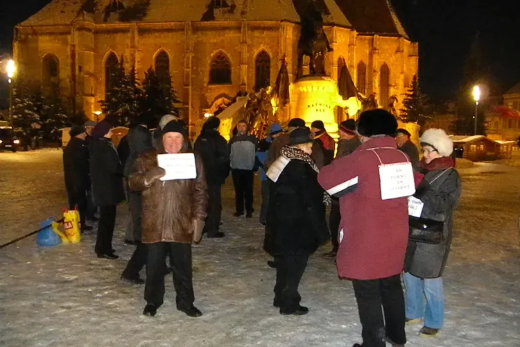 O "mana" de clujeni ingheata in Piata Unirii, la proteste: Base hai in Piata, avem whiskey cu gheata VIDEO