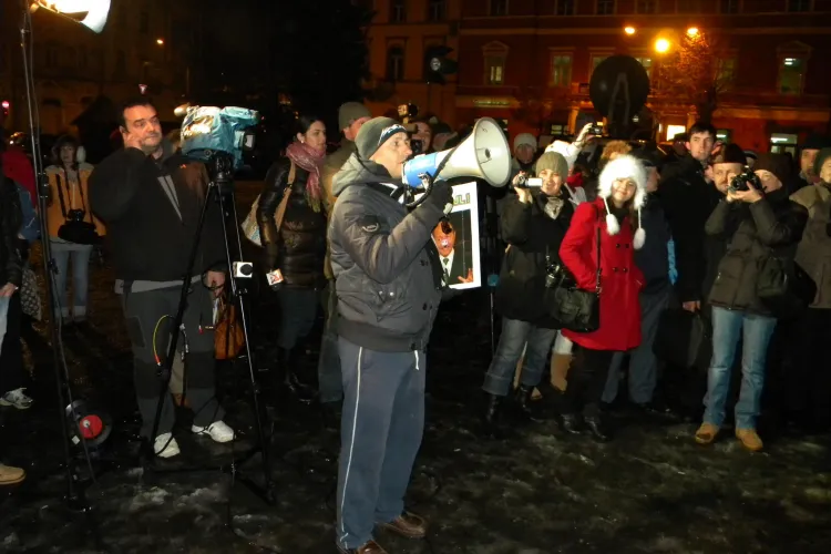 Mesajul unui suporter al U Cluj in Piata Unirii: Noi nu suntem huligani VIDEO