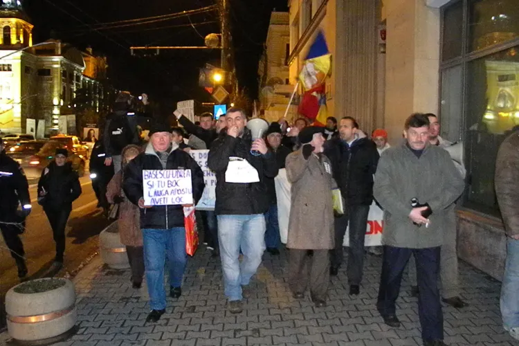 Putini, dar indarjiti! Protestatarii din Piata Unirii au "colindat" Clujul FOTO