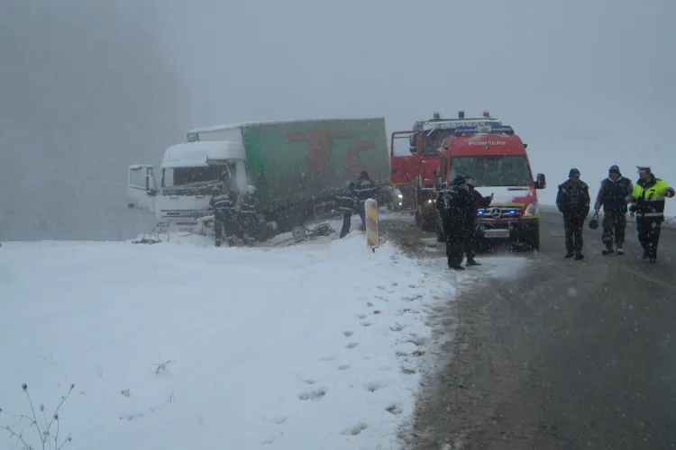 Accident pe centura Valcele-Apahida. Doua TIR -uri s-au ciocnit, iar unul dintre soferi e incarcerat FOTO si VIDEO