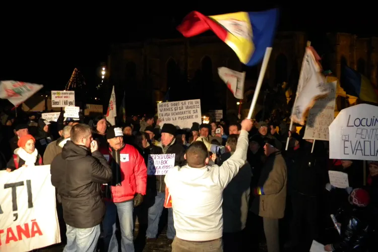 Protest in Piata Unirii: "Viermi si huligani! Cei veniti aici pe bani lepadati-va de Base!"