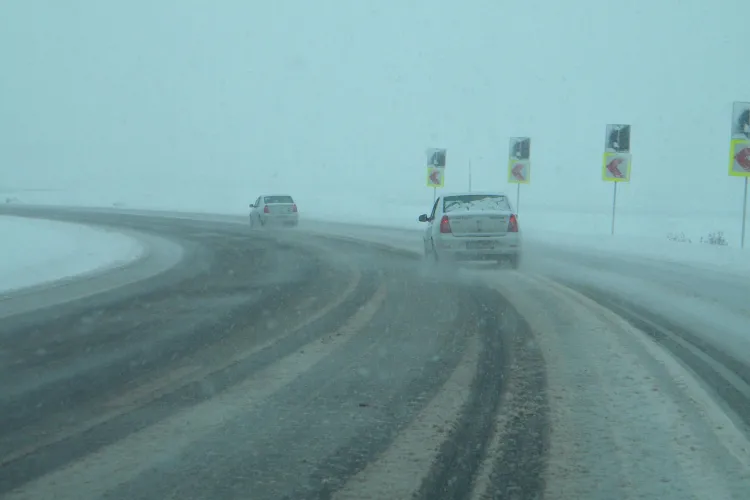 Feleacul e aproape blocat de zapada! "E gheata si zapada de 5 centimetri", ne-a scris un cititor