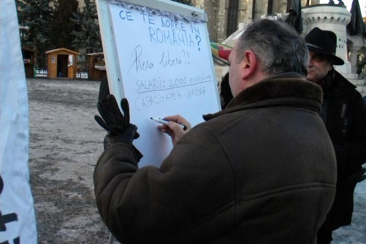 Panoul plangerilor in Piata Unirii! Un clujean a cerut salarii de 2000 de euro FOTO