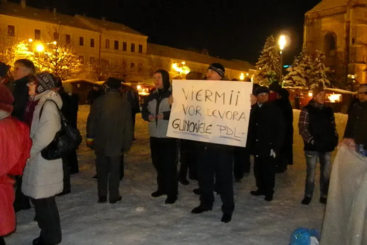 50 de oameni in Piata Unirii, la protest! Majoritatea sunt pensionari VIDEO si FOTO