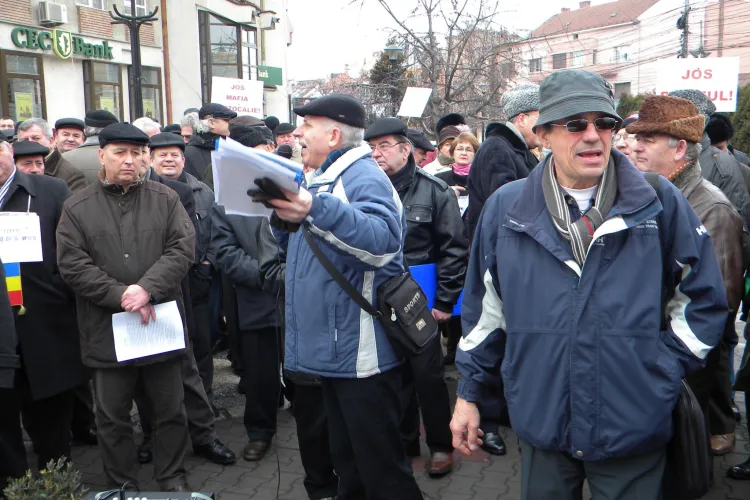Rezervistii din Cluj l-au batjocorit pe Basescu: "Sa-l vedem cu floarea-n gura, lecuit de bautura" VIDEO