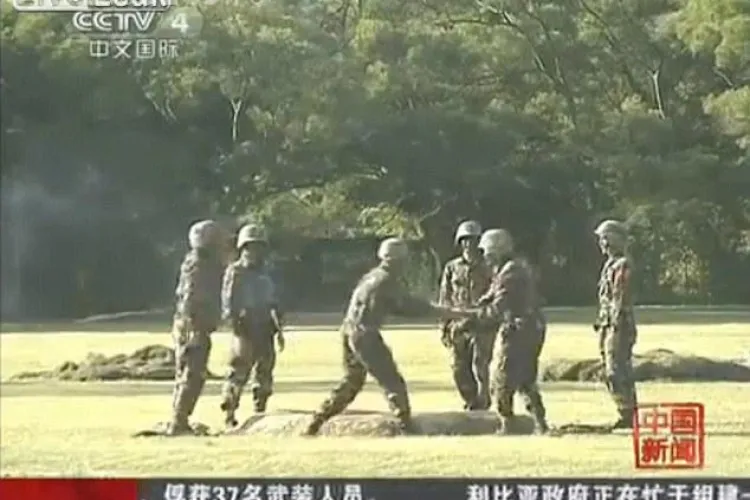 Soldatii chinezi se antreneaza cu grenade active, pe care le dau din mana in mana VIDEO