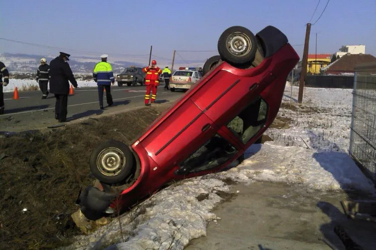 Accident la Iclod! Un autoturism in care se aflau doi pompieri a ajuns cu rotile in sus FOTO si VIDEO