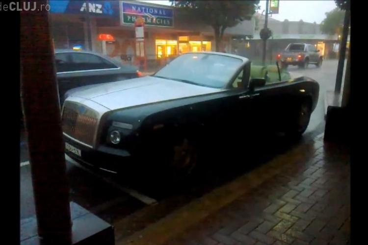 Cum si-a distrus un Rolls Royce decapotabil, de 1.3 milioane de dolari! L-a lasat in ploaie VIDEO