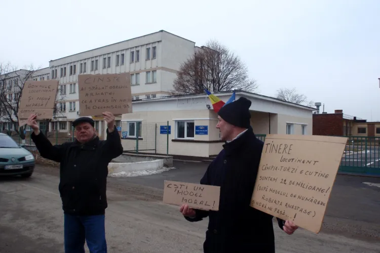 Protest la unitatea militara de la Campia Turzii! "Cinste lui Alexandru Gheorghe!" FOTO si VIDEO