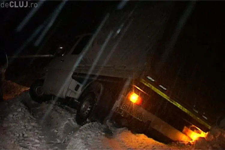 Pe centura Valcele - Apahida zapada a fost de 5 centimetri! Utilajele de deszapezire nu au facut fata ninsorii VIDEO