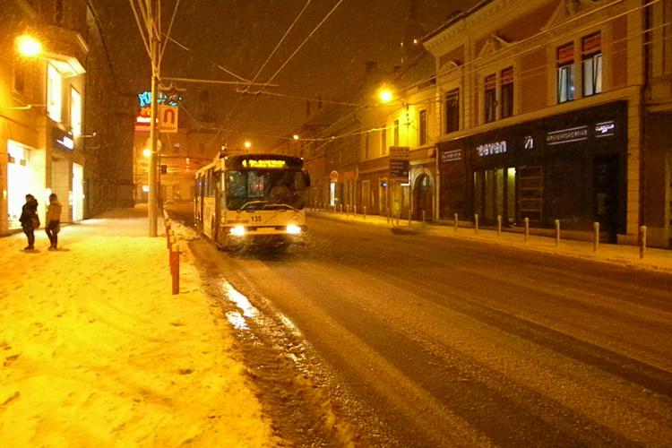 Ninsoarea a blocat Clujul miercuri seara! Vezi cate masini au fost scoase la deszapezire