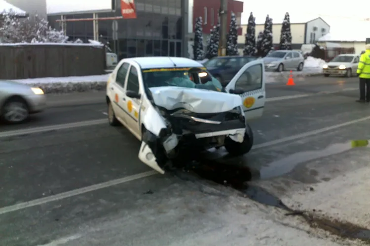 Accident pe Traian Vuia! Un taximetru a intrat intr-un stalp VIDEO si FOTO