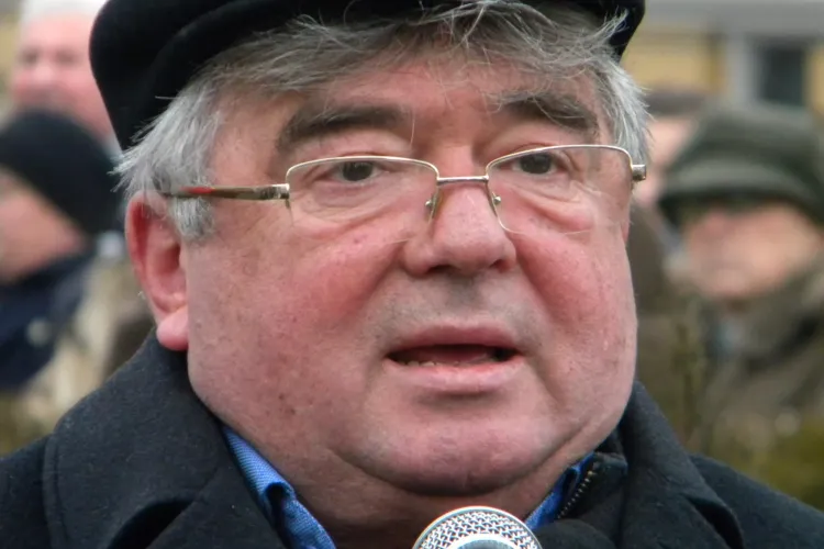 Prefectul Stamatian a "lacrimat" in timp ce le-a cerut romanilor sa fie uniti VIDEO si FOTO