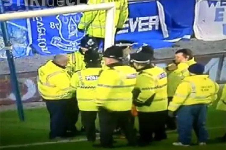 Asa ceva nu s-a mai vazut! Un barbat s-a legat cu catuse de poarta la un meci de fotbal din Anglia VIDEO