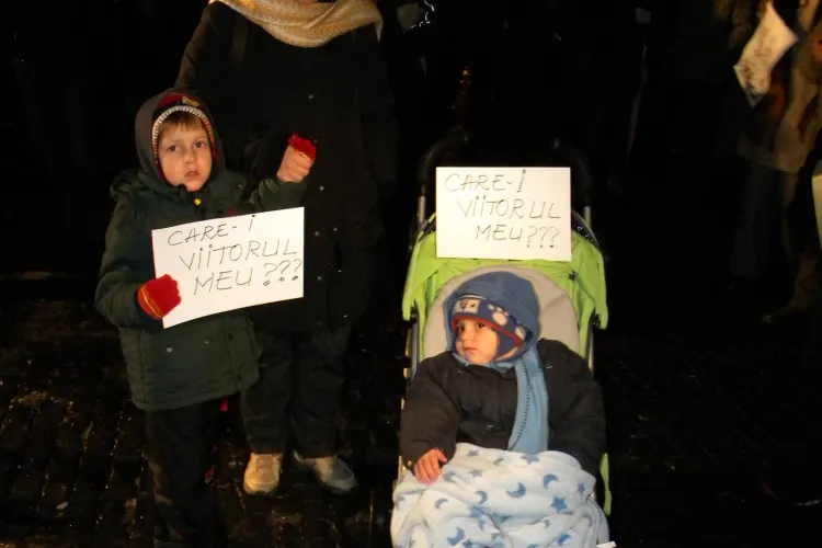 Familia Mare a iesit la protest in Piata Unirii cu cei doi copii! "Ce sa le spun cand vor fi mari? Ca munca cinstita nu e de ajuns?" FOTO