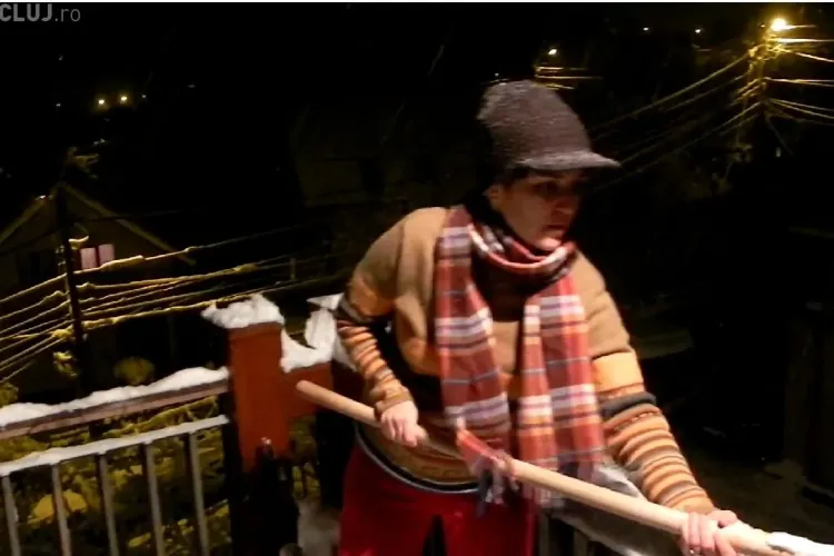 Un clujean catre iubita lui, care deszapezeste balconul: "Pamp, tu strici balconul! N-ai metoda" VIDEO AMUZANT