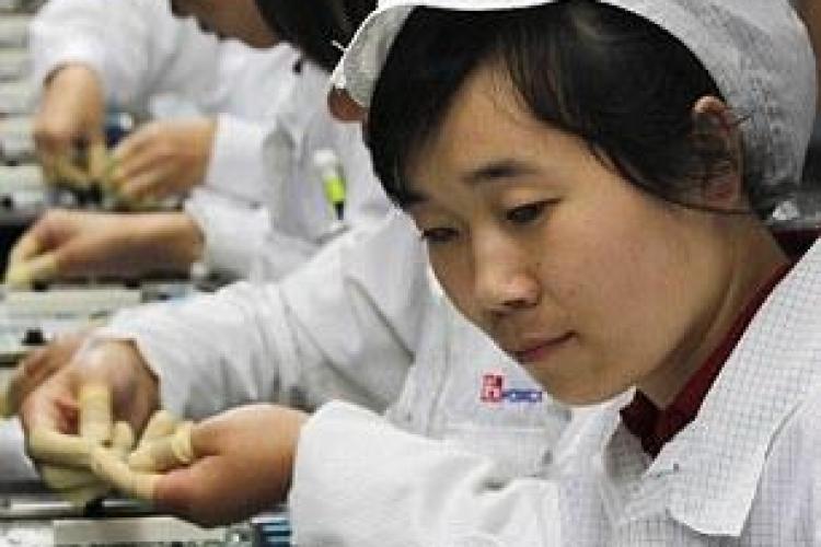 Cum se produce iPad -ul tau! Muncitorii chinezi fac ture de 24 de ore fara o zi libera