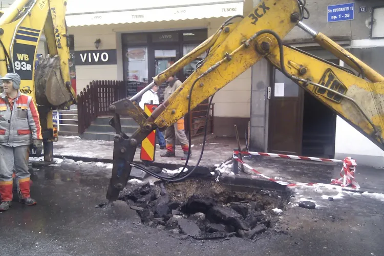 Strada asfaltata de curand, sparta de E-ON Gaz! Angajatii au devenit irascibili cand au fost filmati VIDEO si FOTO