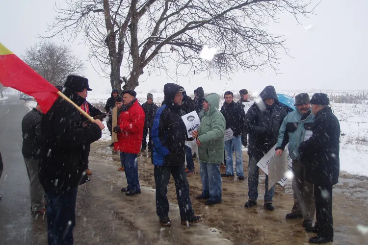 Miting de sustinere a lui Alexandru Gheorghe, in fata unitatii militare de la Campia Turzii FOTO