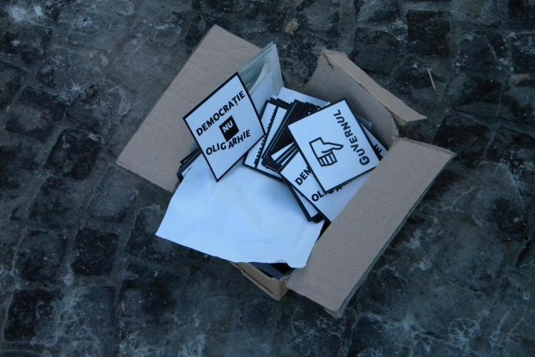 Clujenii au primit stickere cu sloganuri de protest impotriva sistemului corupt VIDEO si FOTO
