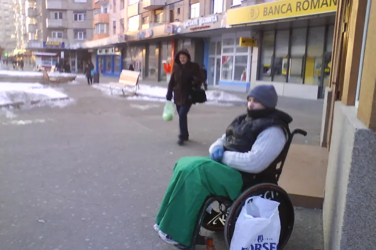 Ingheata de frig in Marasti la -23 de grade zi de zi, dar aduna 50 de lei din cersit FOTO