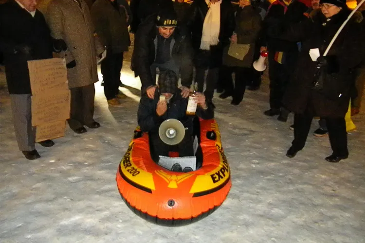 A fost adusa o barca pentru Basescu in Piata Unirii: "A venit vaporu', ca sa plece chioru'" VIDEO si FOTO