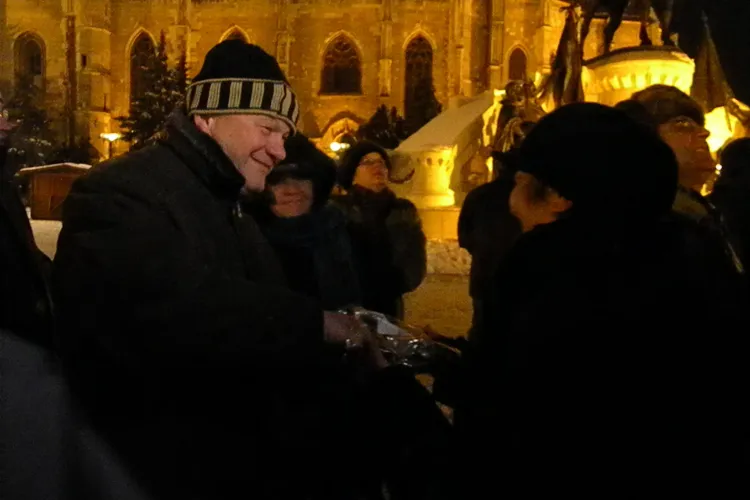 Protest in Piata Unirii! Manifestantii, serviti cu bomboane sa "isi dreaga gatul" FOTO