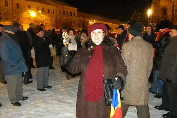 Cum protesteaza o "ciumpalaca" la Cluj: Ies in strada cu "vuvuzeaua" mea si plang dupa ciumpilicii mei VIDEO