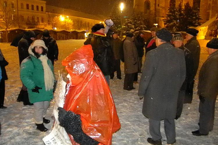 Protest anemic in Piata Unirii! 40 de oameni au infruntat zapada si frigul si au huiduit presa FOTO