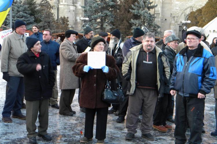 Protest la -10 grade in Piata Unirii! Numai 30 de oameni cer demisia lui Basescu: "Si de crapa pietrele nu lasam protestele"