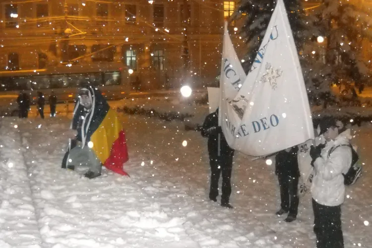 Protestatarii s-au rugat in genunchi pe scarile Catedralei. Joi se intalnesc in Manastur FOTO