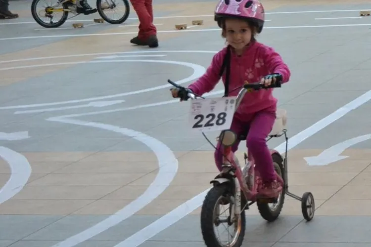 La concursul "Micul biciclist si siguranta lui" s-au intrecut 54 de copii
