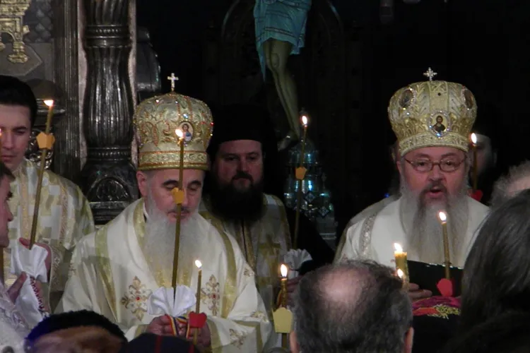 Peste 1000 de credinciosi au asistat la parastasul mitropolitului Bartolomeu VIDEO si FOTO