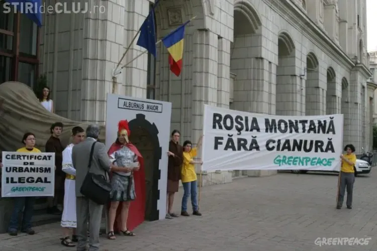 Doi ecologisti Greenpeace s-au legat de caloriferul din biroul ministrul Mediului, Laszlo Borbely