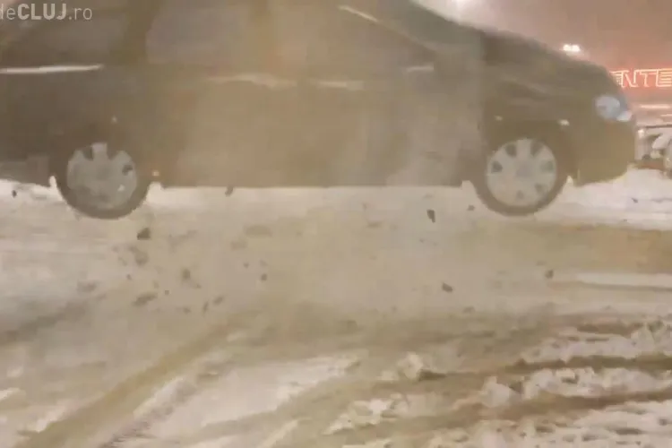 Trucaj de senzatie? Vezi un "accident" spectaculos din parcarea Polus Cluj VIDEO