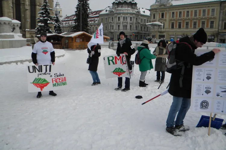 Protest in Piata Unirii: Salvati Rosia Montana! "Vor face un lac de cianuri de trei ori mai mare decat lacul Tarnita" VIDEO si FOTO