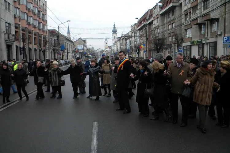 Hora Unirii la Cluj! PDL si USL s-au tinut de mana in fata Prefecturii VIDEO si FOTO