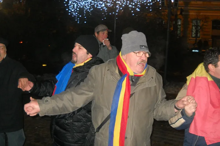 Manifestantii au jucat Hora Unirii in jurul statuii lui Avram Iancu VIDEO