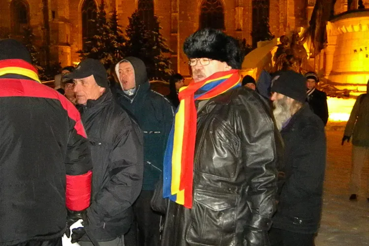Protest la -16 grade in Piata Unirii, cu steagul in jurul gatului! "Emil Boc, nu uita, in Cluj n-ai ce cauta" VIDEO si FOTO